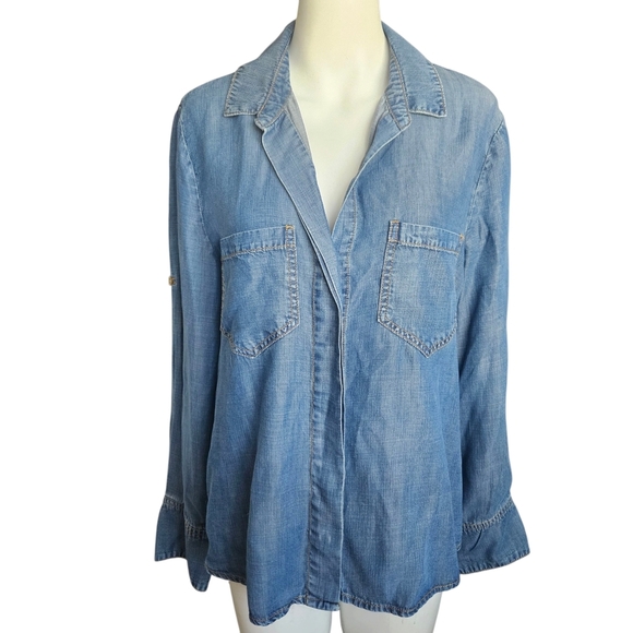 Anthropologie Cloth & Stone Chambray Split Shirttail Blue Button Up Size Medium - Picture 2 of 14